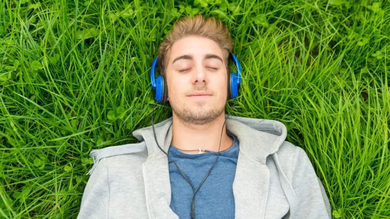 Ontspannen moment in de natuur, passend bij etherische oliën voor rust en mentale ontspanning